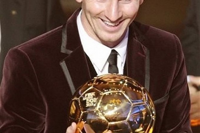 Lionel Messi tretjič zapored prejel zlato žogo, ki bi jo delil s Xavijem