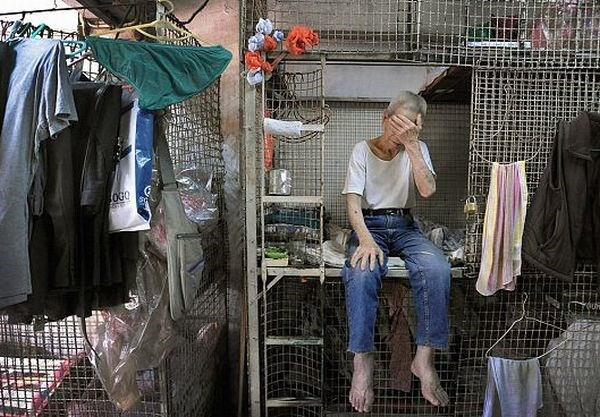 Foto: Na tisoče ljudi gospodarska kriza pregnala iz stanovanj v kletke