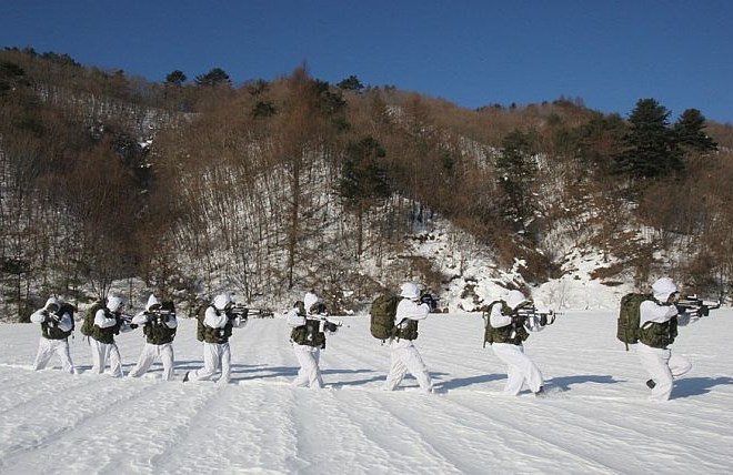 Foto: Kopanje v zaledenelem jezeru in valjanje po snegu kot del vojaške vadbe