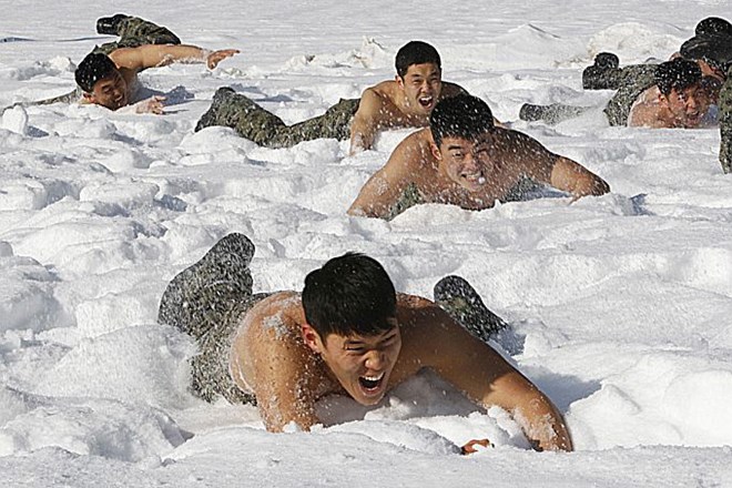 Foto: Kopanje v zaledenelem jezeru in valjanje po snegu kot del vojaške vadbe