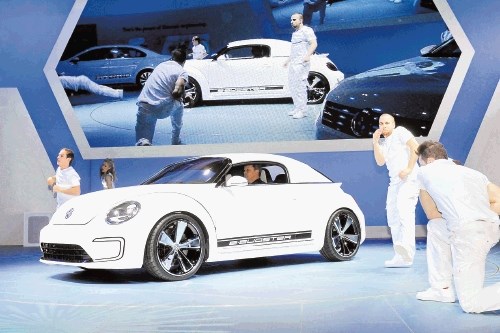 Volkswagen E-bugster – Osnova študije je priljubljeni beetle, za pogon je zadolžen električni motor z močjo 116 konjev (85...