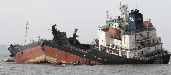 Ameriška tiskovna agencija AP piše, da je ladja prevažala 80 ton nafte, za potrebe ladje pa še 40 ton dizla.