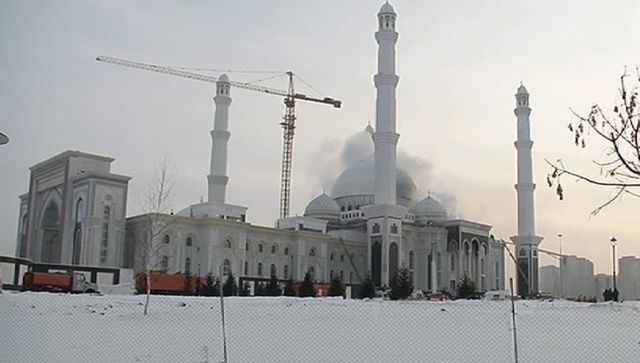 Foto: Požar v največji mošeji v osrednji Aziji zahteval življenje
