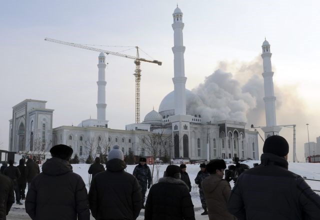 Foto: Požar v največji mošeji v osrednji Aziji zahteval življenje