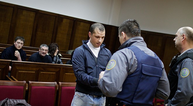 Eugenio Russo, obtožen poskusa umora policista (v ozadju sorodniki).