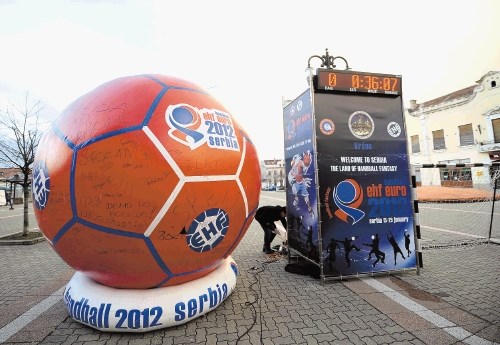 Na glavnem mestnem trgu v Vršcu je stala velika rokometna žoga, od včeraj pa je iz neznanih razlogov ni več.