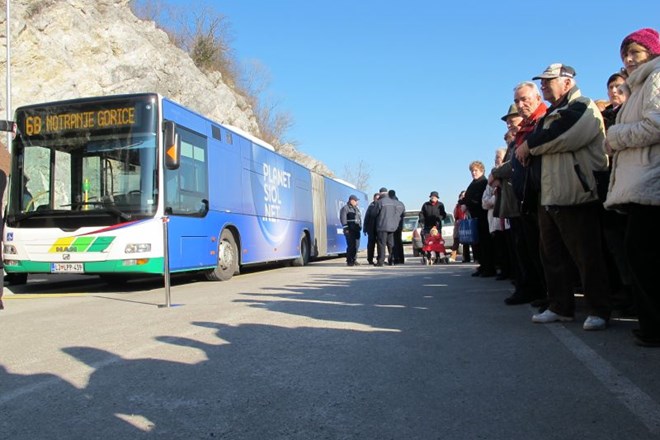 V Notranjih Goricah veselje ob prihodu mestnega avtobusa