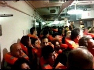 Amaterski video prikazuje prestrašene potnike na toneči križarki Costa Concordia, ko čakajo na prihod reševalnih ekip. V...