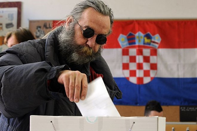 Današnjega hrvaškega referenduma o vstopu države v EU se je do 16. ure udeležilo 33,8 odstotka volivcev.
