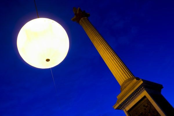 Foto: Ob zori na londonskem trgu Trafalgar zasijalo ogromno umetno sonce