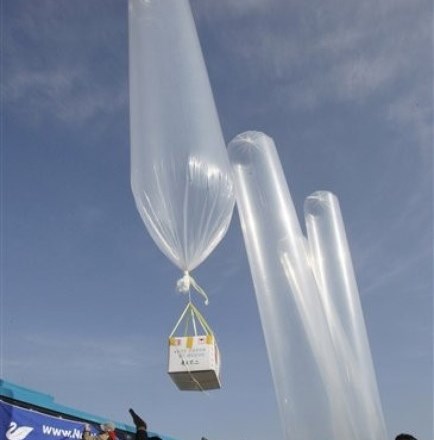Južnokorejski aktivisti z baloni pošiljajo tople nogavice svojim severnim sosedom