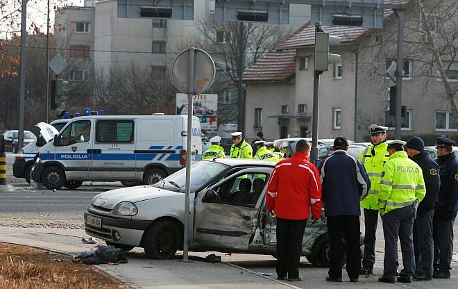 Foto: Voznik prevozil rdečo luč in se zaletel v policijski avto