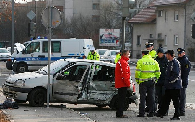 Foto: Voznik prevozil rdečo luč in se zaletel v policijski avto