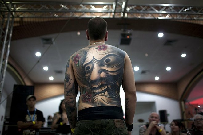 Foto: Vampirji, visenje na žicah in vsemogoči silikonski vsadki na sejmu tetovatorstva v Venezueli