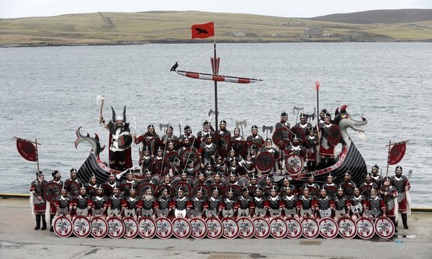 Foto: Vikingi včeraj spet zavzeli škotski otok Shetland