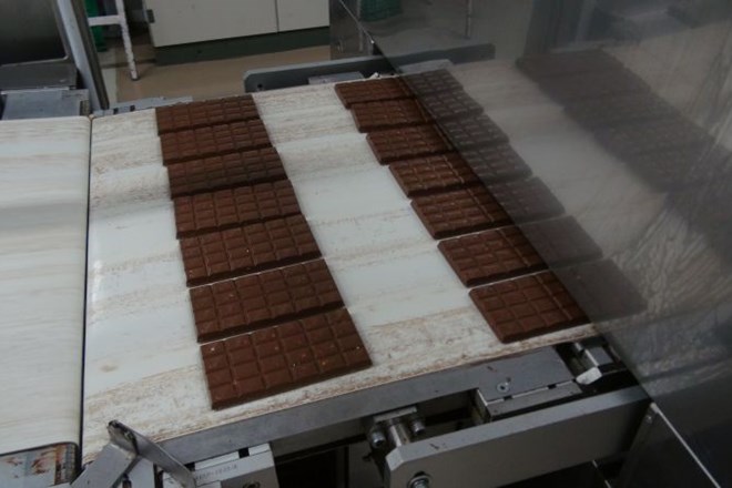 Čokolade se po tekočem traku pripeljejo iz hladilnice.
