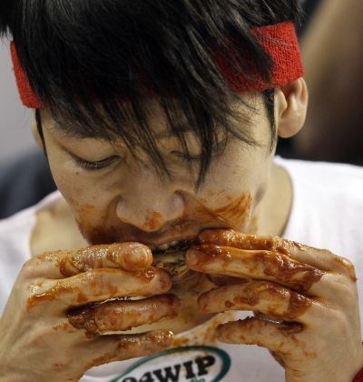 Foto: Japonec v pol ure pojedel 337 piščančjih perutničk in dobil 20.000 dolarjev