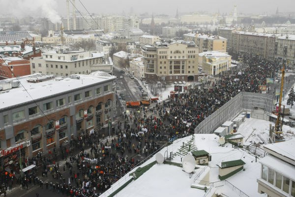 Več kot 150.000 ljudi na ulicah Moskve v podporo in proti Putinu