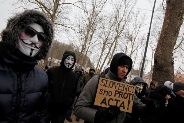 Foto: Proti Acti protestiralo 3000 ljudi, Anonimni potrdili napad na NLB