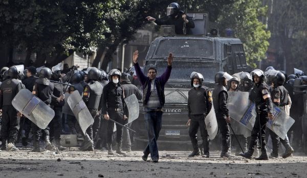 V Egiptu spopadi med policijo in protestniki, Mubarak iz bolnišnice v zapor