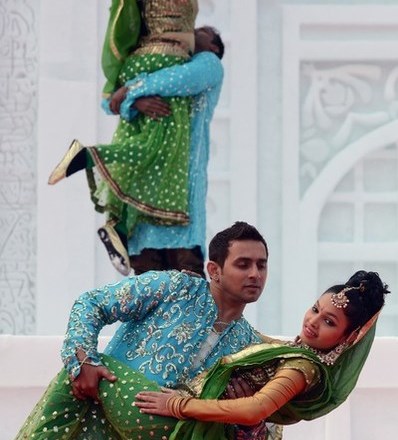Indijski plesalci pred snežno različico Taj Mahala v Saporu.