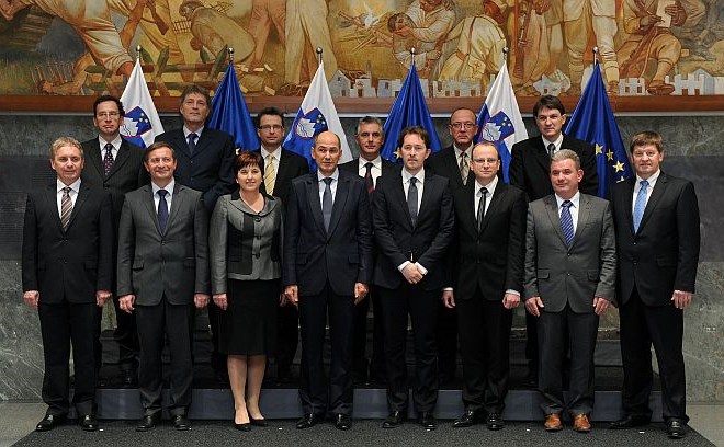 Skupinska fotografija novoizvoljene vlade s predsednikom DZ Gregorjem Virantom.