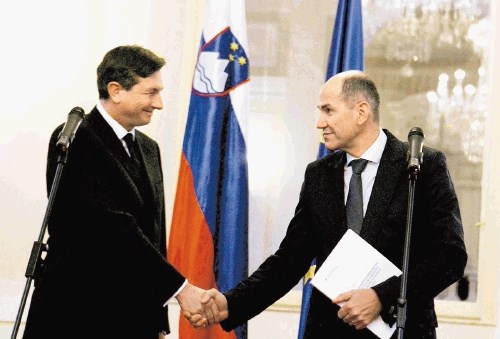 Borut Pahor je takoj po izvolitvi nove vlade predal posle in  Janezu Janši zaželel uspešno delo.