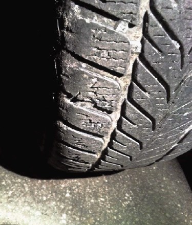 Na policijskih vozilih je mogoče najti tudi pnevmatike, ki bi  morale že zdavnaj končati na smetišču.
