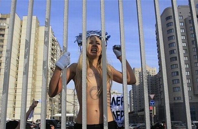 Aktivistka pred sedežem Gazproma v Moskvi.