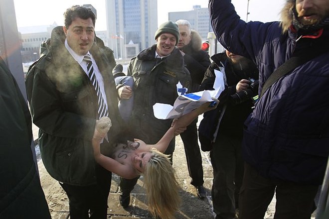 Foto: Aktivistke zgoraj brez proti Putinu in Gazpromu