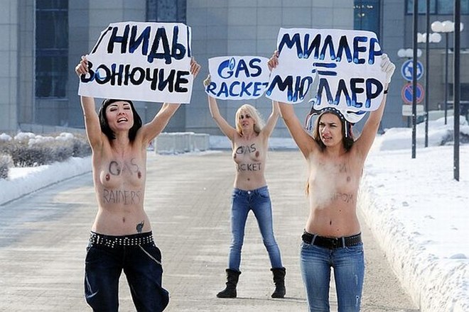 Foto: Aktivistke zgoraj brez proti Putinu in Gazpromu
