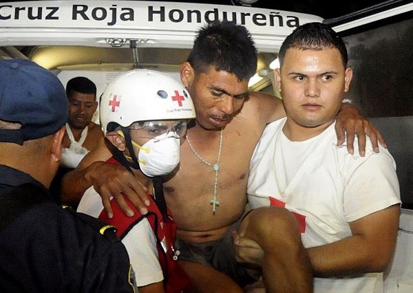 Foto: Po obsežnem požaru iz zapora v Hondurasu doslej prinesli 357 trupel