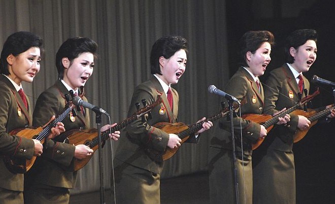 Foto: V Severni Koreji parada ob 70. obletnici rojstva Kim Jong Ila