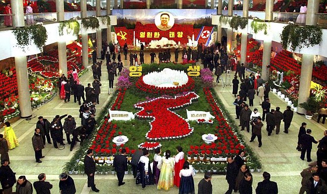 V Severni Koreji so danes priredili množično parado ob 70. obletnici rojstva decembra lani umrlega voditelja države Kim Jong...