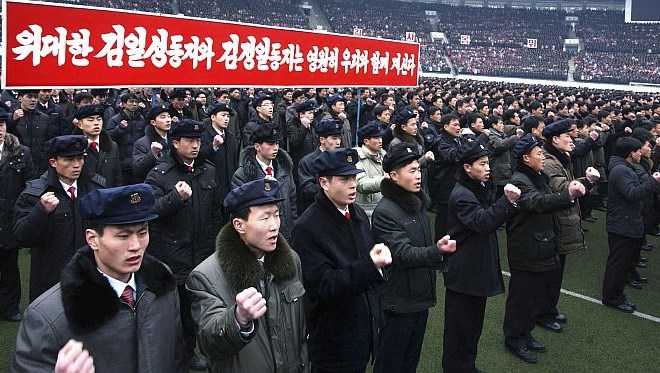 Foto: V Severni Koreji parada ob 70. obletnici rojstva Kim Jong Ila