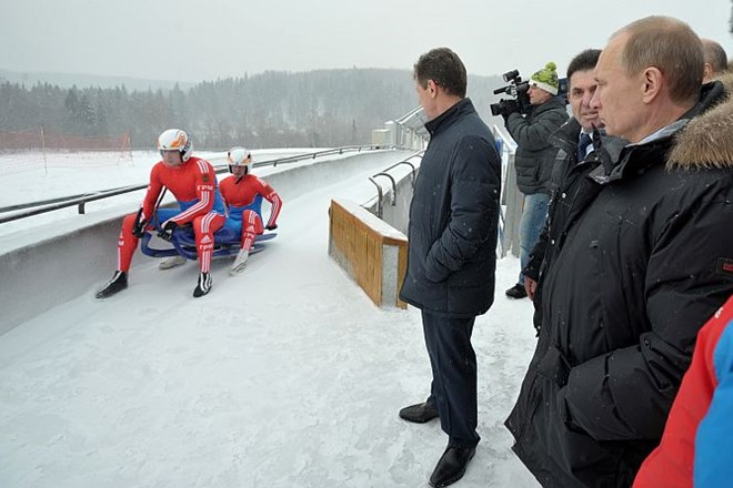 Foto: Vladimir Putin kljub nevarnosti sedel v bob in preizkusil progo
