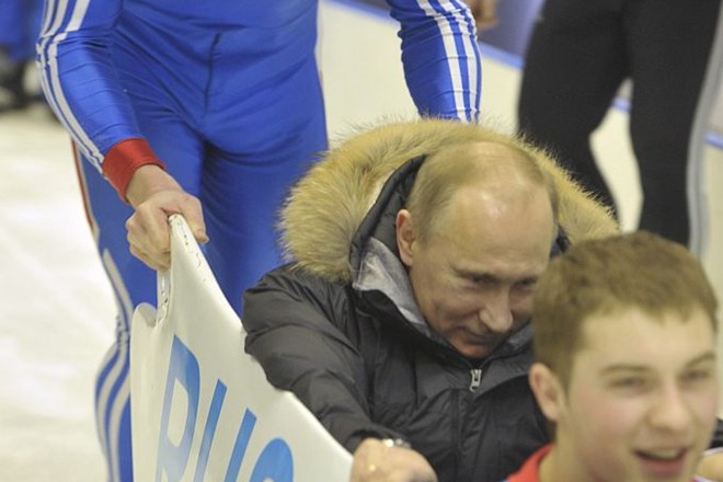 Foto: Vladimir Putin kljub nevarnosti sedel v bob in preizkusil progo
