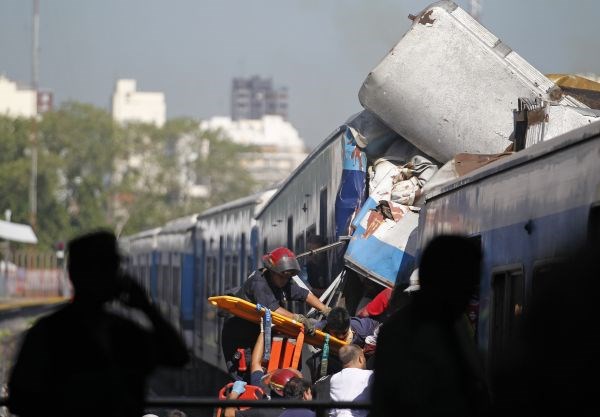 Foto: Vlak iztiril in se zaletel v ploščad, mrtvih 49 ljudi, vsaj 600 je poškodovanih