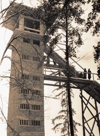 Opečnati stolp skakalnice v Šiški.