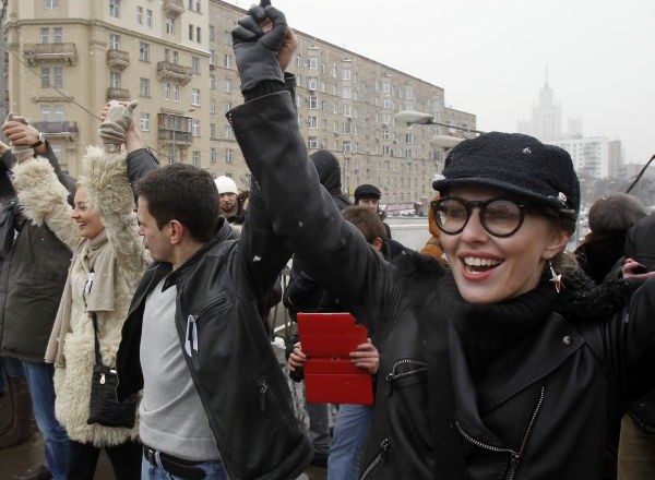 Protestniki so se prijeli za roke in sklenili 16-kilometrsko človeško verigo proti Putinu