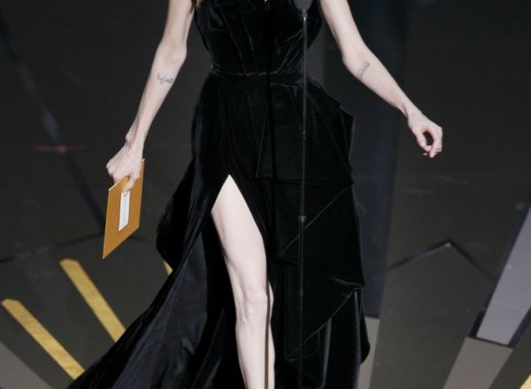 Foto: Angelina Jolie na podelitvi oskarjev (pre)ponosno razkazovala desno nogo
