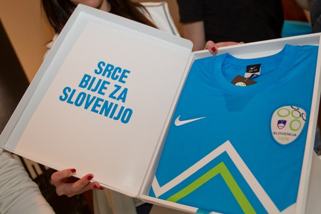 Nov NIKE dres slovenske izbrane vrste za gostujoče tekme.