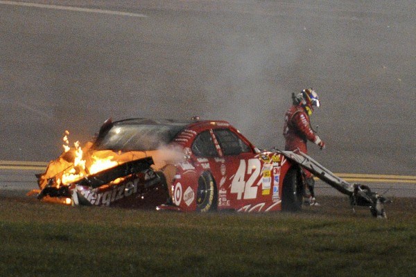 Foto in video: NASCAR voznik med dirko tweetal o strašanski nesreči