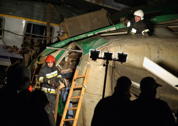 Foto: V "najbolj tragični železniški katastrofi" na Poljskem umrlo najmanj 16 ljudi