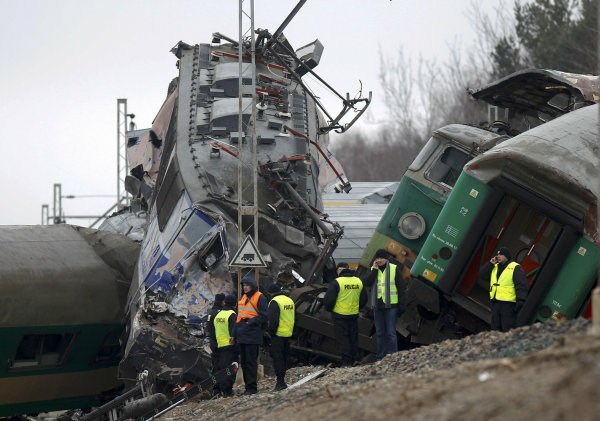 Foto: V "najbolj tragični železniški katastrofi" na Poljskem umrlo najmanj 16 ljudi