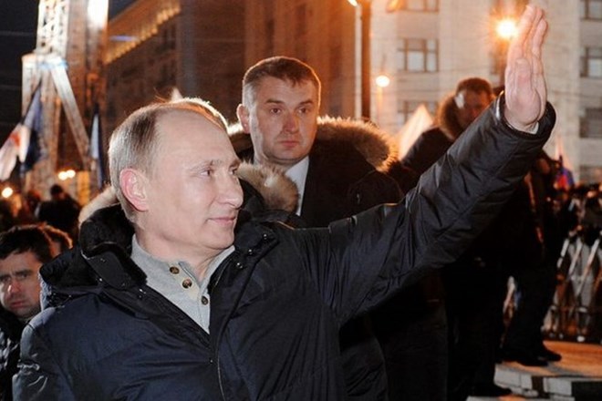 Vladimir Putin je po razglasitvi zmage nagovoril kakšnih 100.000 privržencev.