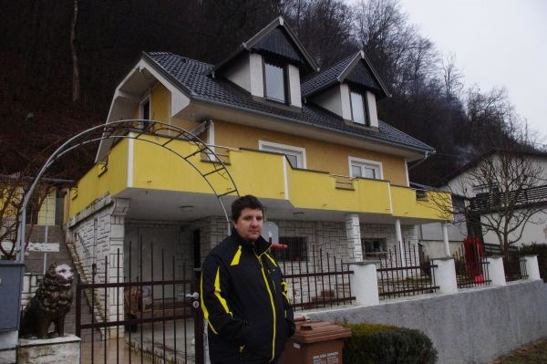 Zoran Vaskrsić pred zarubljeno hišo.