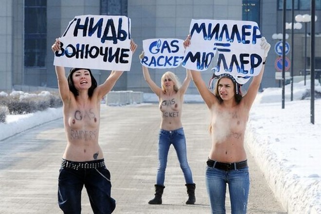 Protest na -22 stopinj Celzija pred sedežem Gazproma v Moskvi. Protestirale so proti "proti-ukrajinskemu plinskemu terorju".