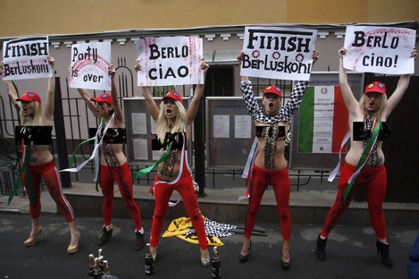 Praznovanje ob odstopu Silvia Berlusconija pred italijansko ambasado v Kijevu. Femen so italijanskega premierja obtožale...