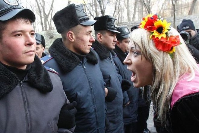 Pred ministrstvom za notranje zadeve v Kijevu so dekleta decembra lani protestirala zaradi premajhnega števila žensk v...